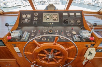 1984 Burger Raised Pilothouse 35 Pilothouse Helm Station