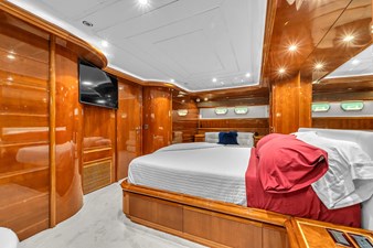 Ferretti Yachts Custom Line 94 73 