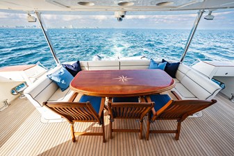 SOUTHERN BELLE 70 Aft Deck Table