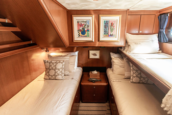 CABOCHON 46 44. Starboard guest cabin.