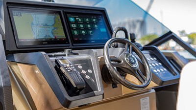 TENDER OWL 18 Carbon Fiber Dash and Steering Wheel