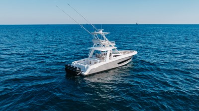 Boston Whaler 420 Outrage 6 