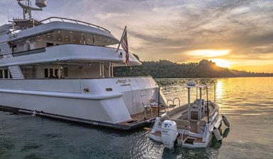 Azul V 4 CRN Stern + Tender