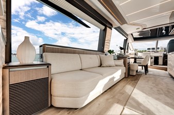 Yacht 21 Salon