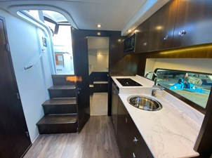Cruisers Yachts 39 Express Coupe 32 33