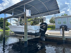 2010 Boston Whaler 220 Outrage 2 