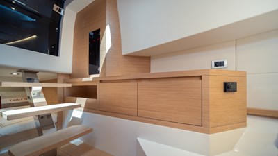 Freedom 25 Interior Salon