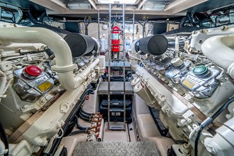 RECON ROYALE 46 Engine room