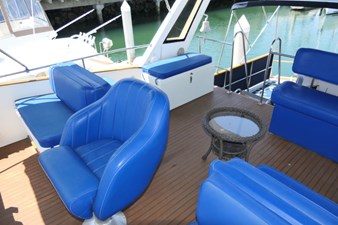 LOVE U 2 57  Flybridge Helm seat