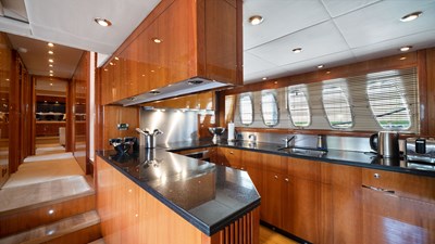 - 33 34_2007 108ft Sunseeker Predator