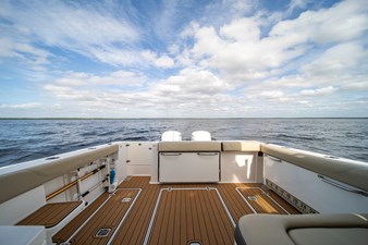 2019 Pursuit DC 325 Dual Console 17 