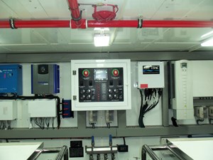 JOHNSON 93 OPEN BRIDGE 53 Engine room forward