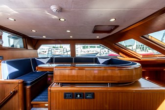 CABOCHON 41 40. Pilothouse dining area.