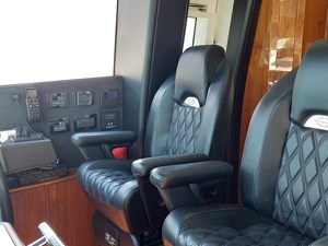 Sunseeker 86 Yacht 12 Helm seats