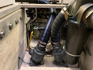 LUCHY 45 1995 SEA RAY 63 ENGINE ROOM 4