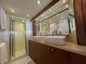 MAJOR AFFAIR 33 Sunseeker 90 Yacht Lower Deck Master Cabin Bathrom