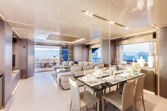 Dreamline 28 16 DREAMLINE 28 MAIN SALON DINNING