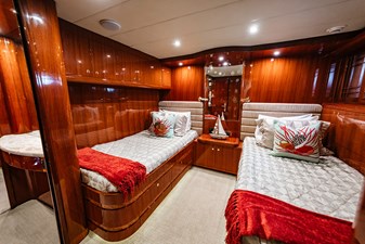 SOUTHERN BELLE 35 Port Side Twin Cabin