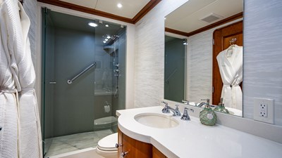 SILVER SEAS 25 Guest Ensuite