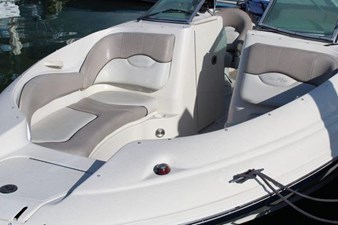 2004 Sea Ray 220 Sundeck 18 19