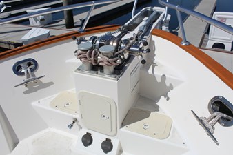 RED OCTOBER 10 Dual windlass system