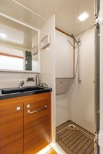 MOONWAVE 24 MOONWAVE, 2012 Gunboat 60: Guest Shower