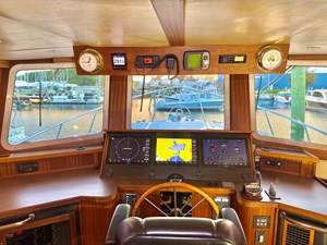 SEAGLASS 18 2006 American Tug 41: Helm and Dash