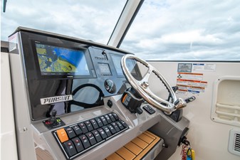 2019 Pursuit DC 325 Dual Console 36 