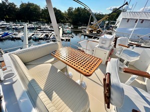 SWAMP FOX 28 Flybridge dining