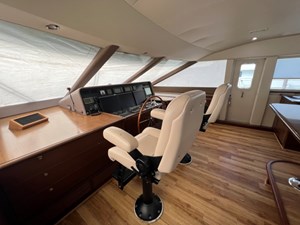 Lucky Again 23 39 Pilothouse 2