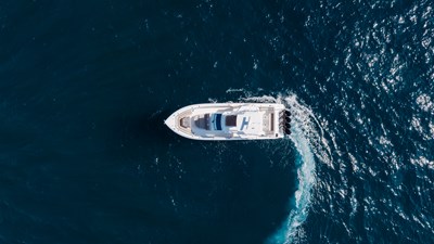 Boston Whaler 420 Outrage 7 