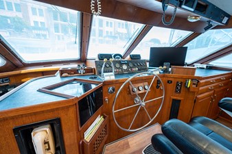 JUST DIVINE 42 61_tollycraft_just_divine_pilothouse3