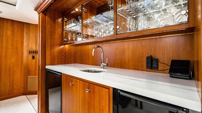 SILVER SEAS 12 Forward Salon Wet Bar 