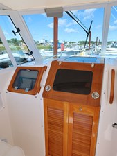 SIDEKICK 12 SIDEKICK, 2007 Hunt Yachts Surfhunter 29: Companionway and Glove Box