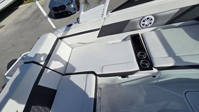 2023 Monterey M225 8 