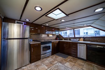 JUSTINE 24 32Galley
