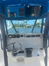 2009 Everglades 290 Center Console 9 10