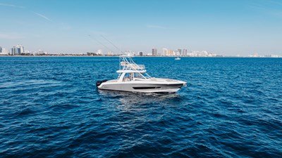 Boston Whaler 420 Outrage 2 