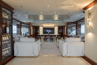 RHINO 32 33. Rhino main salon