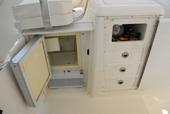 RAHITI 13 Icemaker Under Companion Chair  