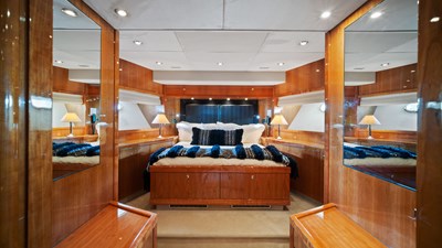 - 42 43_2007 108ft Sunseeker Predator