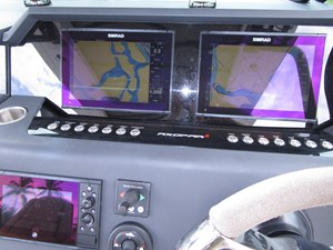 T/T GRACE 10 Twin Simrad helm screens