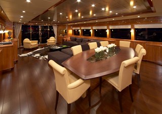 JOHNSON 110 FLYBRIDGE  2 Salon looking aft