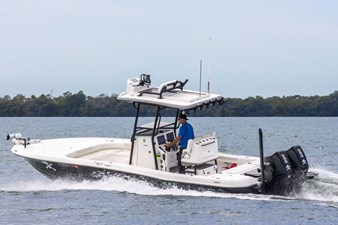 28' Caymas 281HB Center Console 32 
