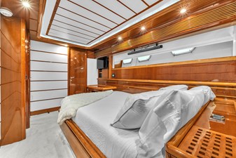 Ferretti Yachts Custom Line 94 61 