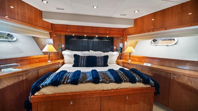 - 43 44_2007 108ft Sunseeker Predator