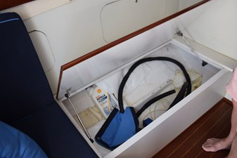RAMPAGE 32 Storage beneath Settee