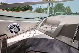 ANTANI 18 330-SUNDANCER-SEA-RAY-2014-YACHTSBLUE-DRINK-HOLDERS