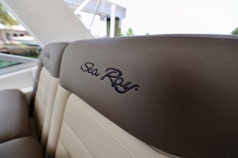 ANTANI 19 330-SUNDANCER-SEA-RAY-2014-YACHTSBLUE-HELM-SEAT-DETAIL