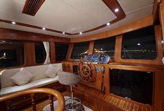 GYPSEA 7 Lounge Helm station